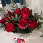 Ramo rosas rojas e hypericum rojo