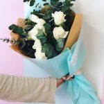 Ramo de rosas y tulipanes blanco