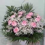 Centro claveles jaspeados rosas y blancos