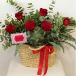Capazo de rosas rojas