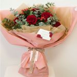 Ramo de rosas docena con hypericum