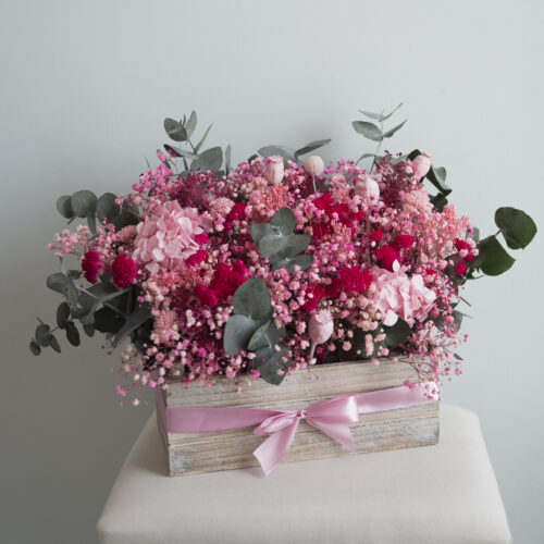 Caja de madera de flores preservadas tonos rosas
