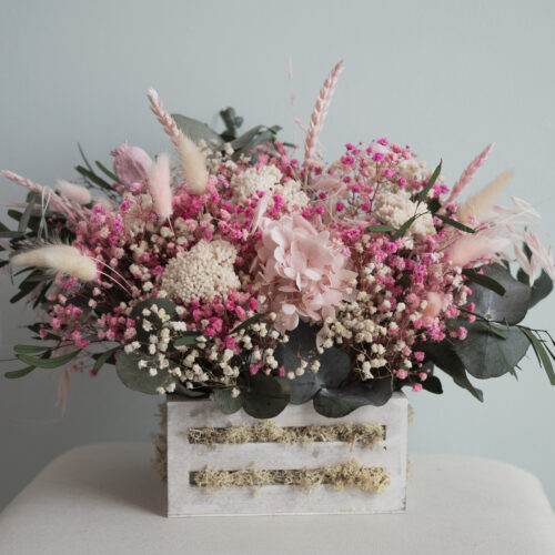Caja de madera de flores preservadas tonos rosas y blancos
