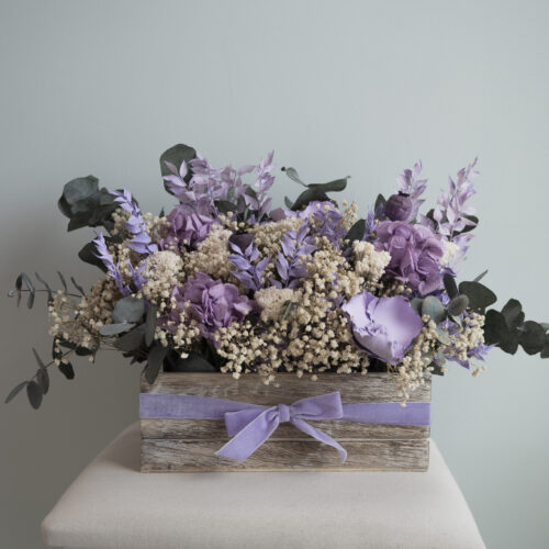 Caja de madera de flores preservadas tonos lilas