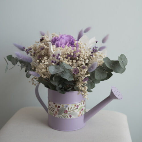 Regadera pequeña de flores preservadas lila