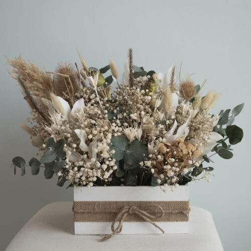 Caja de madera pequeña de flores preservadas tonos naturales