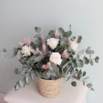 Cesto de flores preservadas con rosas y eucalipto